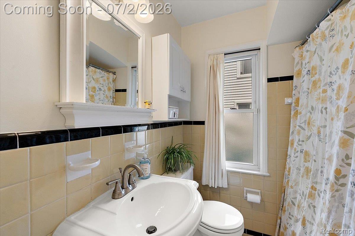 1706 Princeton Road Berkley, MI 48072 - Photo 18 of 49 Pedestal sink featuring a dual-handle faucet