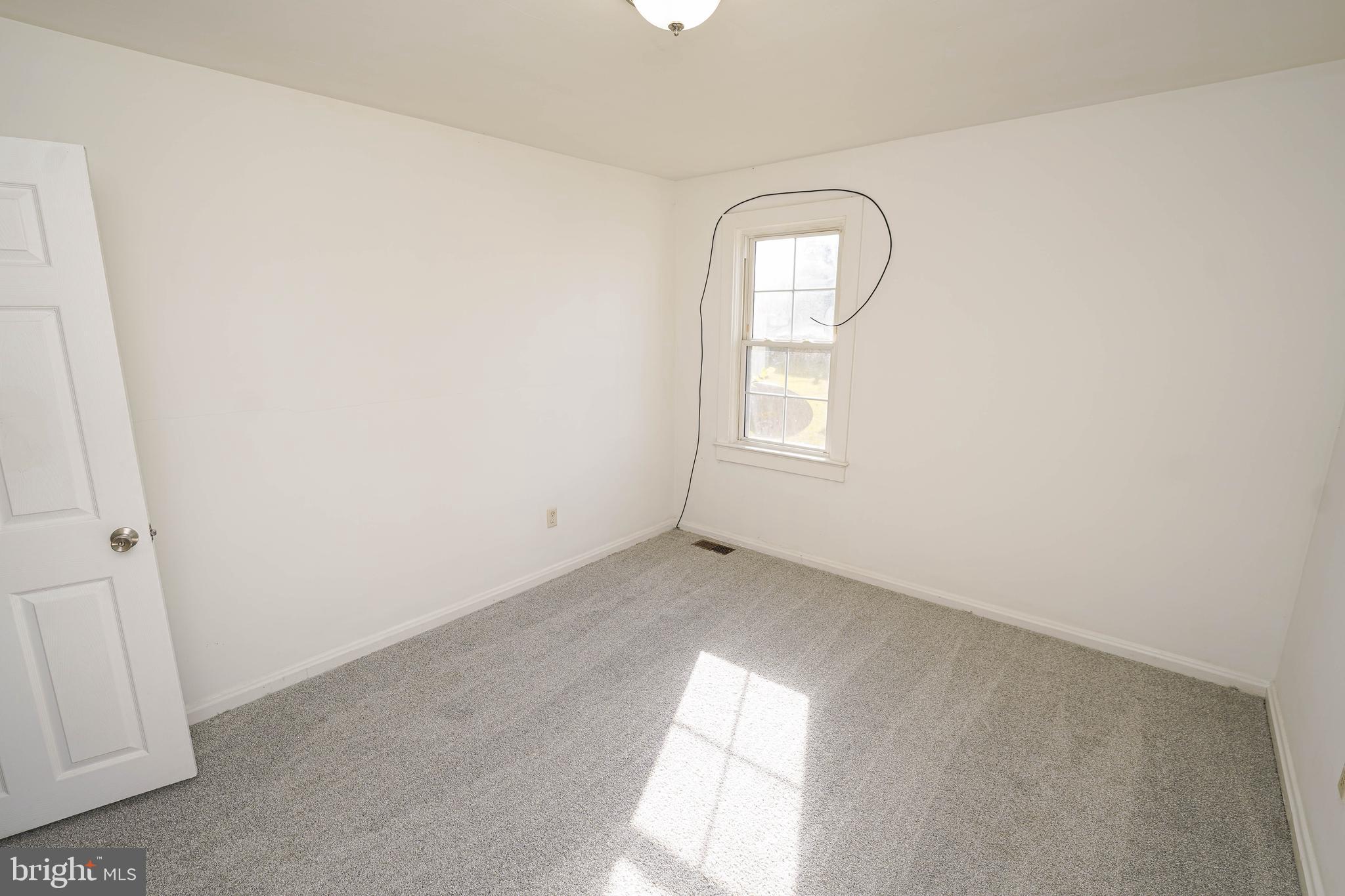 509 State Street Seaford, DE 19973 - Photo 20 of 31 an empty room with windows