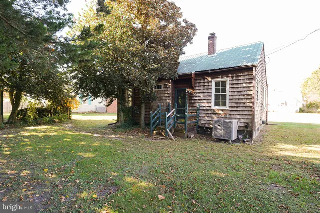 a view of a house with backyard