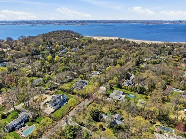 $6,750,000 | 25 West Creek Farms Road, Sands Point, NY 11050