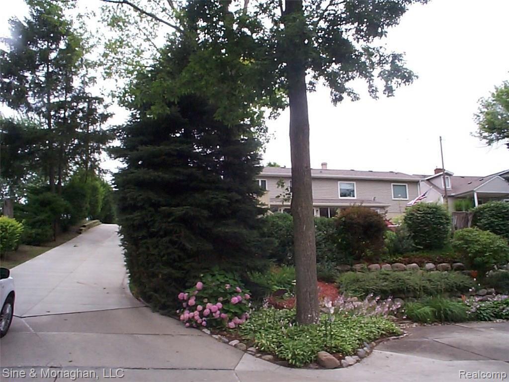 1451 River Road St. Clair, MI 48079 - Photo 39 of 70 39 DRIVEWAY 1451 RIVER RD.JPG
