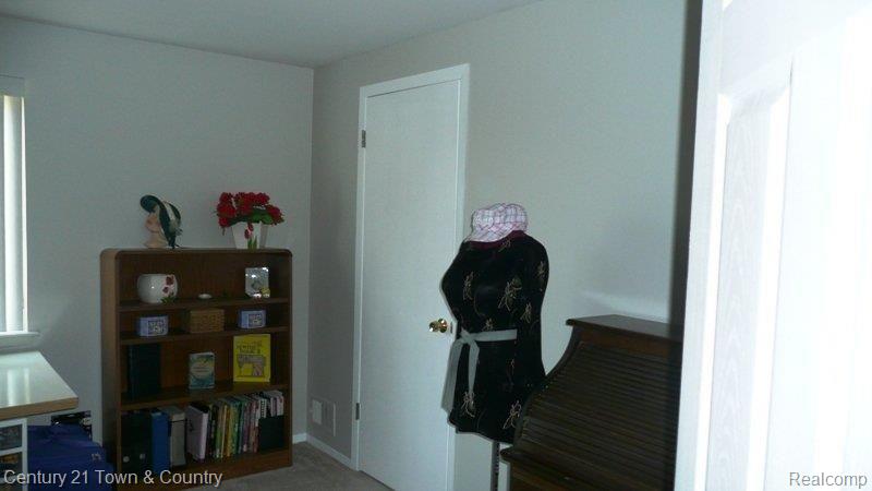 1068 Maple Leaf Drive Rochester, MI 48309 - Photo 14 of 23 Walkin Bed #2