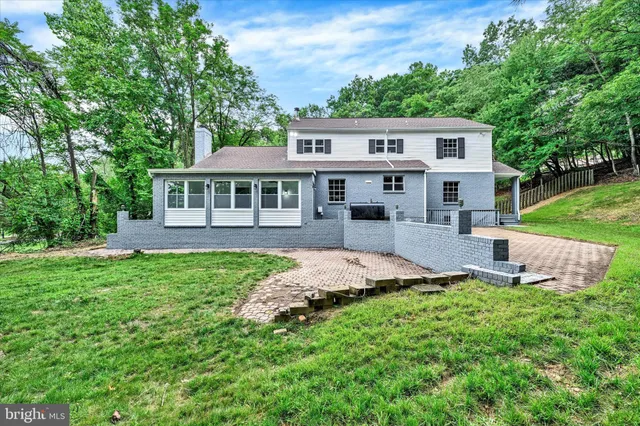 a view of a house with backyard and sitting area