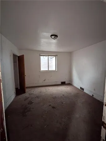 a view of empty room with window