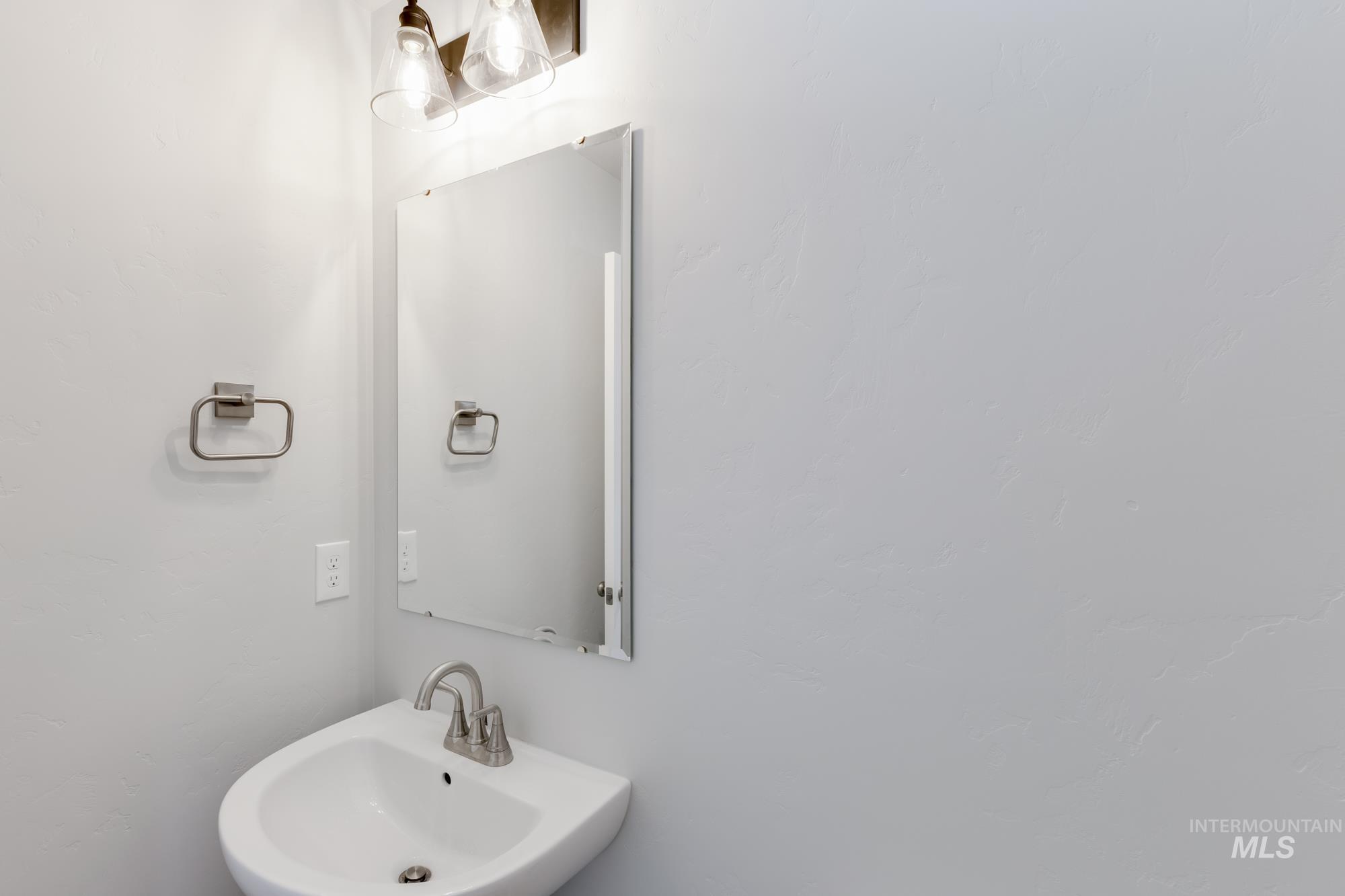 1602 Long Pond Street Middleton, ID 83644 - Photo 8 of 20 Bathroom with a sink