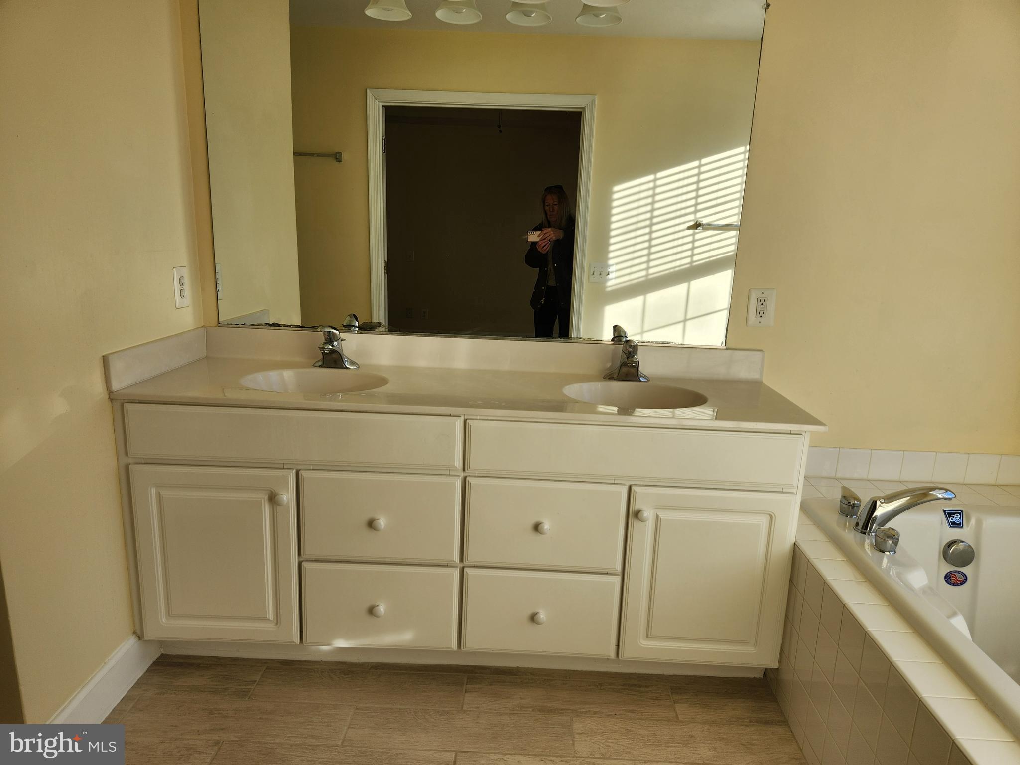 2481 Walnut Rocker Lane Herndon, VA 20171 - Photo 16 of 19 Primary bath