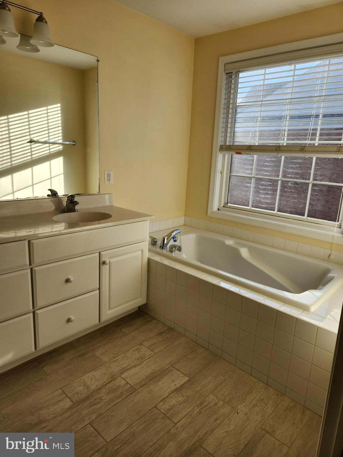 2481 Walnut Rocker Lane Herndon, VA 20171 - Photo 17 of 19 Primary bath