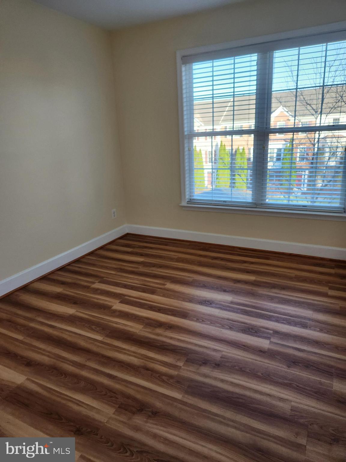 2481 Walnut Rocker Lane Herndon, VA 20171 - Photo 5 of 19 Living room