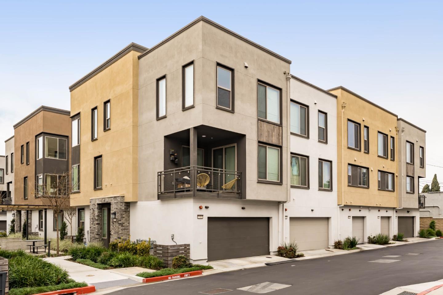 25353 Custom Drive Hayward, CA 94544 - Photo 32 of 32 a front view of a building with lot of cars