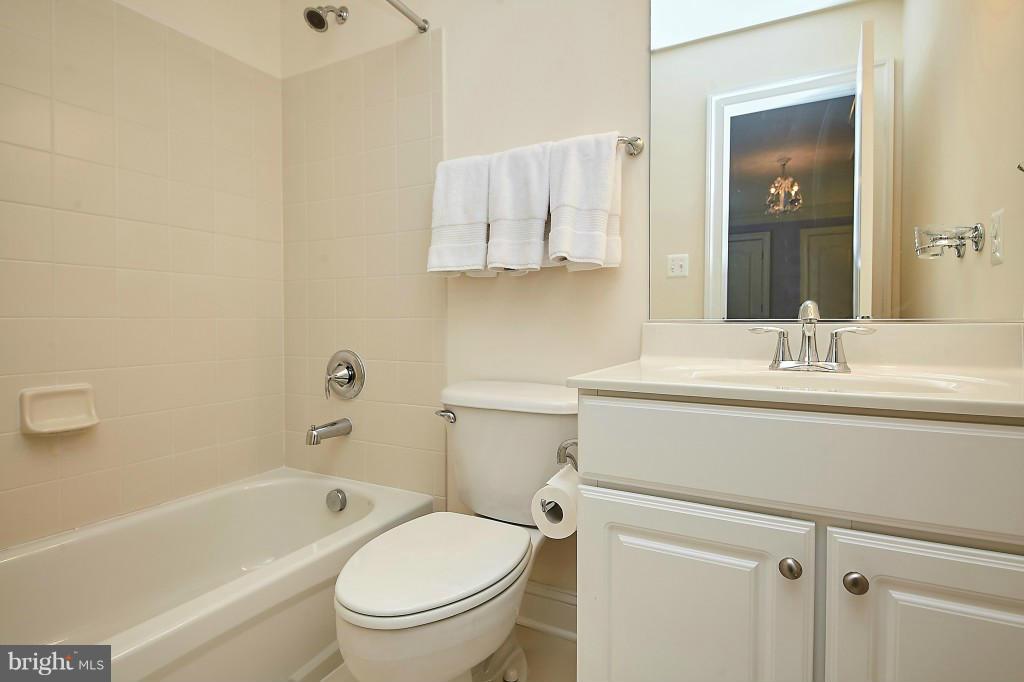 5818 Colchester Road Clifton, VA 20124 - Photo 27 of 30 Bath