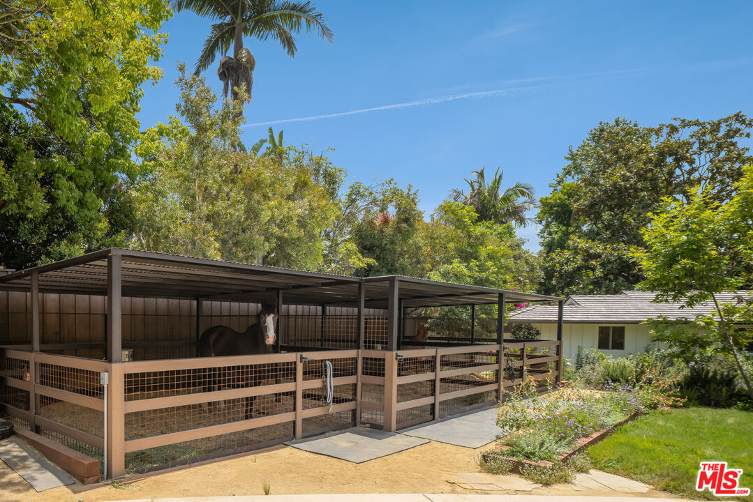 13214 Riviera Ranch Road Los Angeles, CA 90049 - Photo 2 of 42