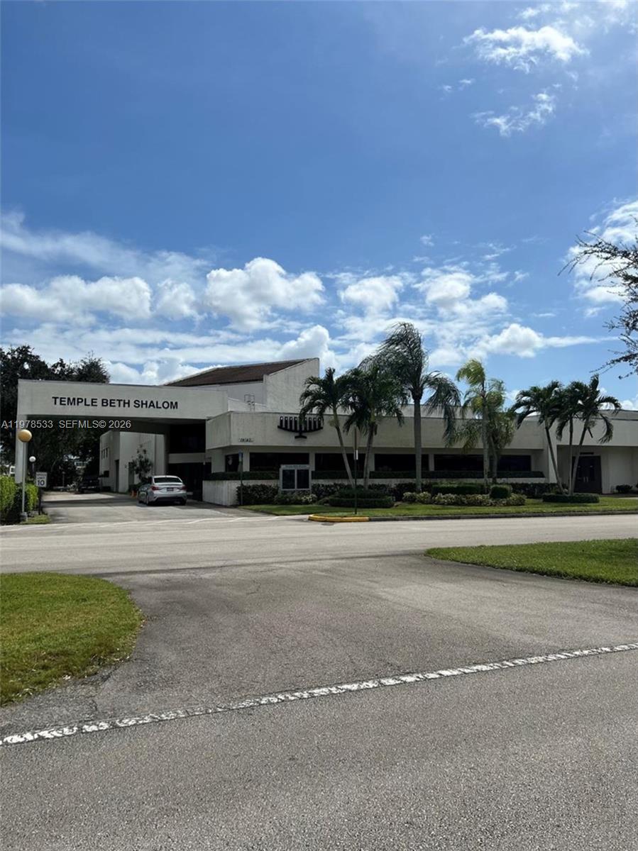 550 Mansfield M, Unit 550 Boca Raton, FL 33434 - Photo 20 of 30 a view of a big yard with palm trees