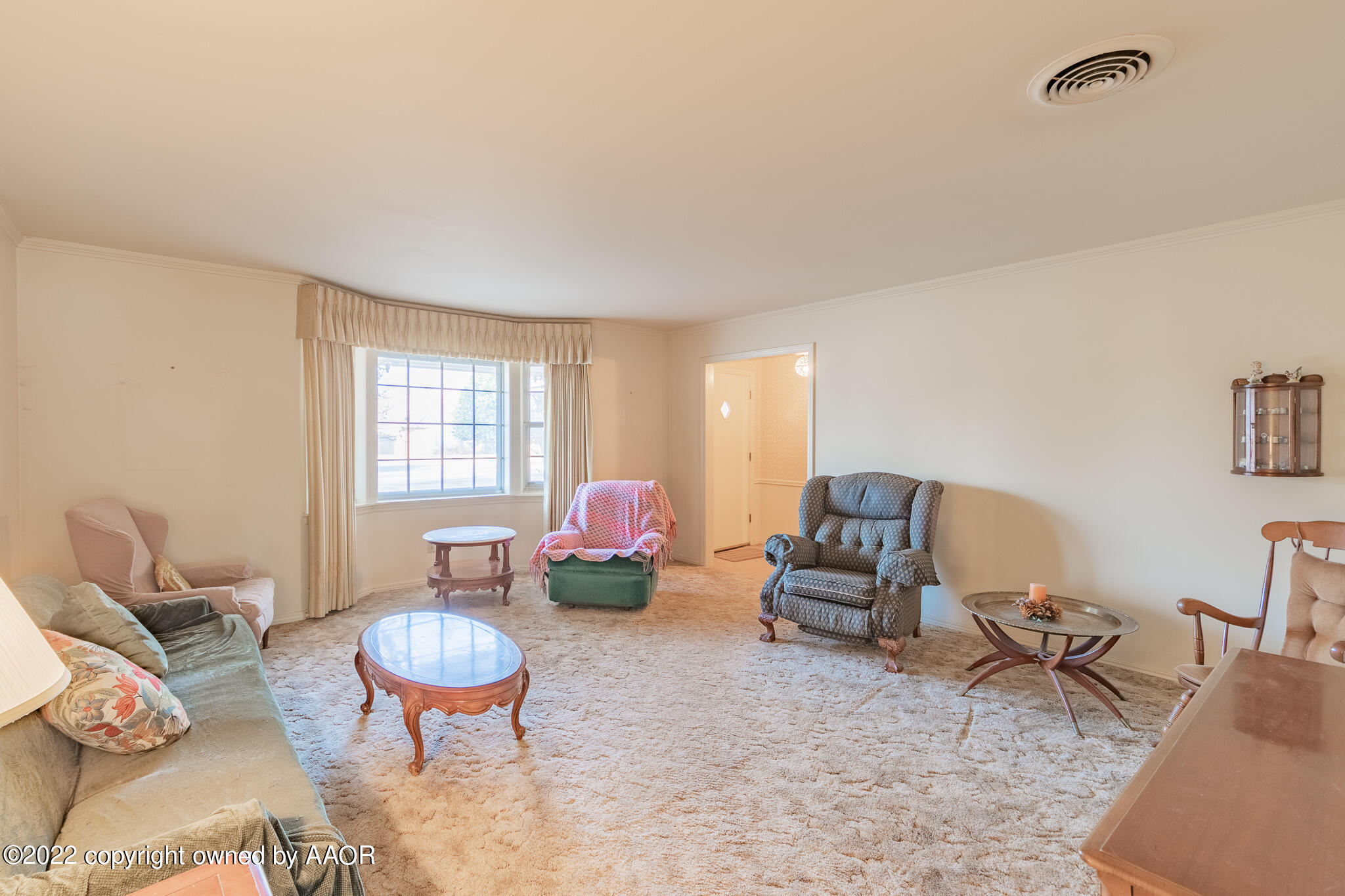 6013 Calumet Road Amarillo, TX 79106 - Photo 6 of 26 a living room with furniture