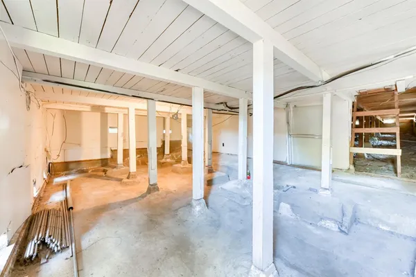 a view of empty room with large windows