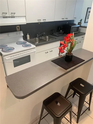 $3,500 | 100 Lincoln Road, Unit 805, Miami Beach, FL 33139