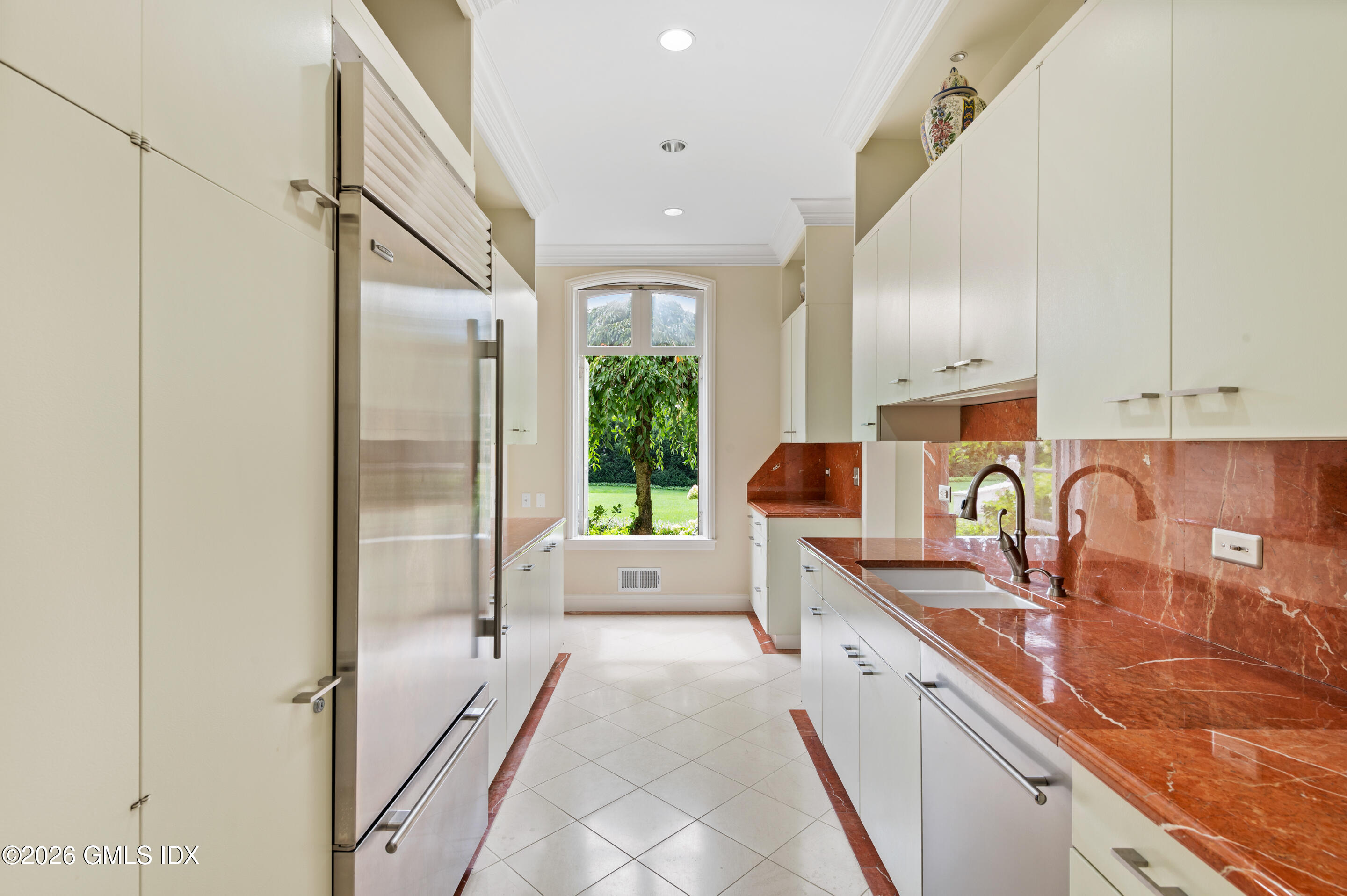 25 Field Point Circle Greenwich, CT 06830 - Photo 12 of 21 BUTLERS PANTRY