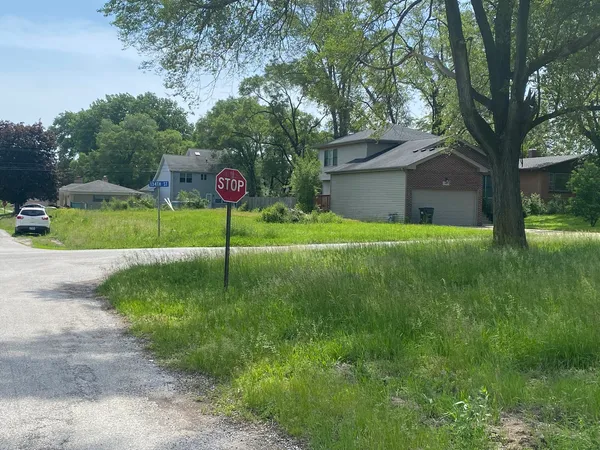 a street sign in front of a white house
