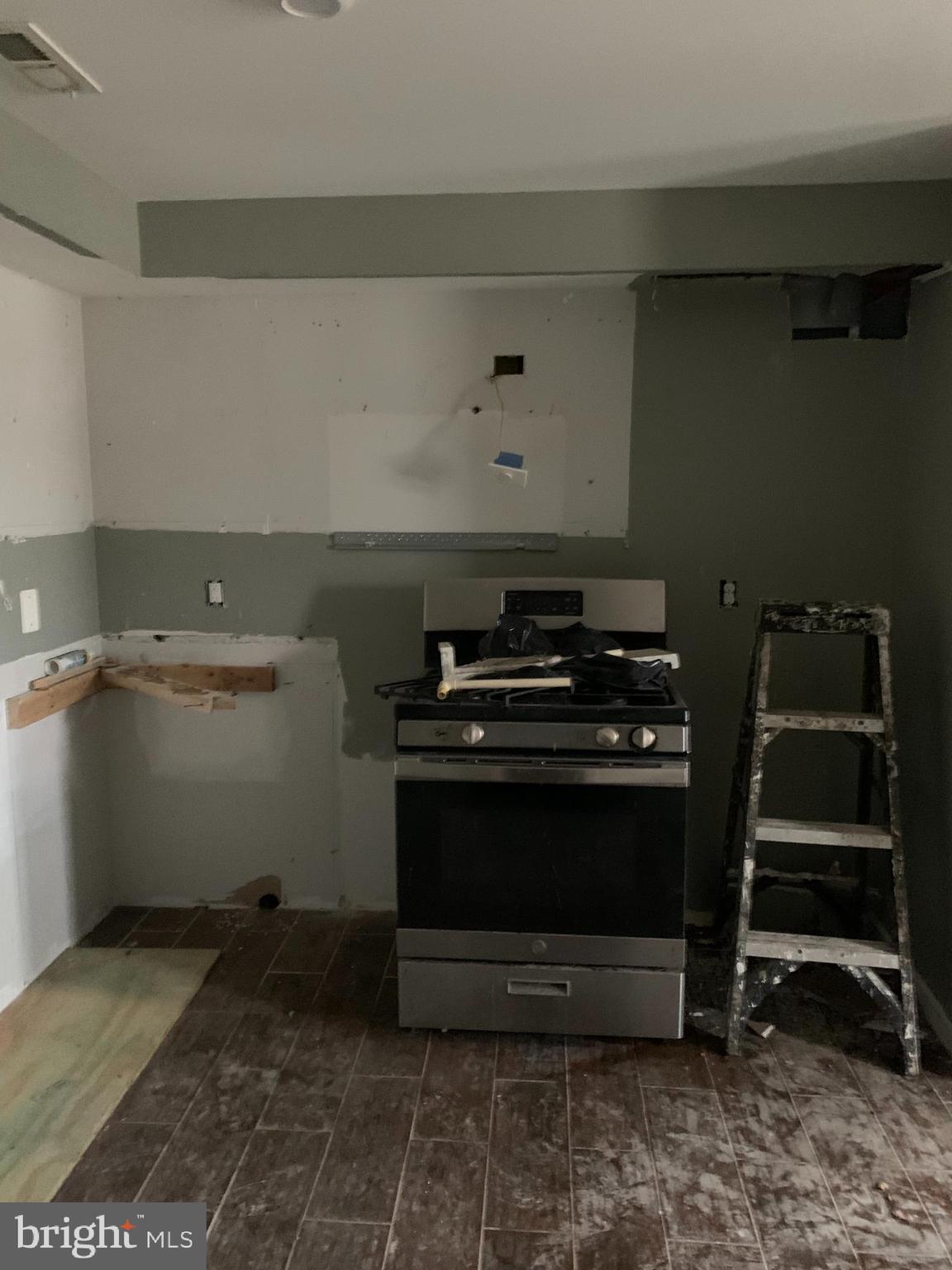 943 North Mount Street Baltimore, MD 21217 - Photo 8 of 11 a room with storage and utility