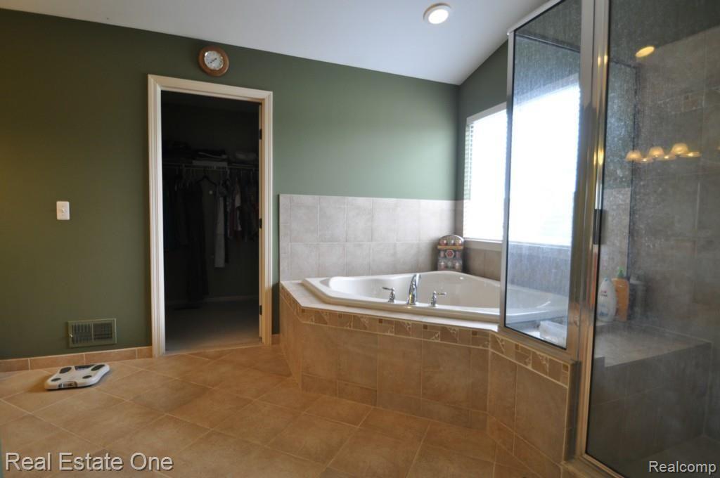618 East Nawakwa Road Rochester, MI 48307 - Photo 19 of 30 18.jpg