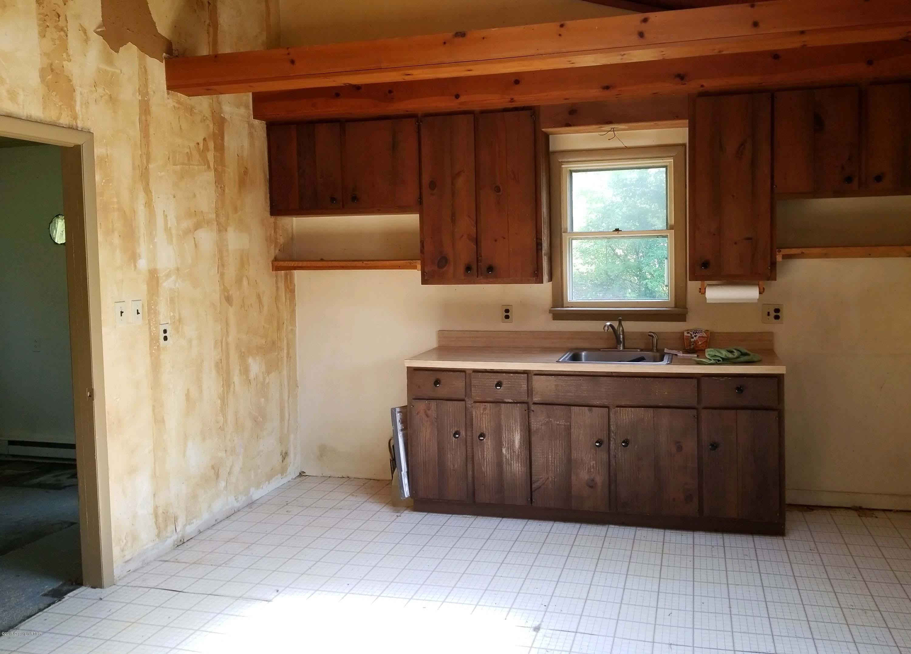 398 Fiddletown Road Kunkletown, PA 18058 - Photo 3 of 19 kitchen