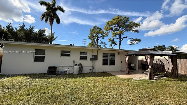 a view of a house with backyard