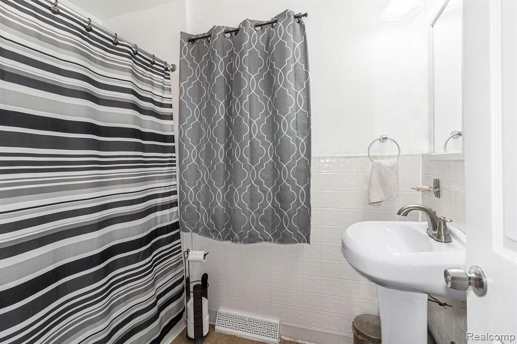 4136 Beryl Road Flint, MI 48504 - Photo 10 of 20
