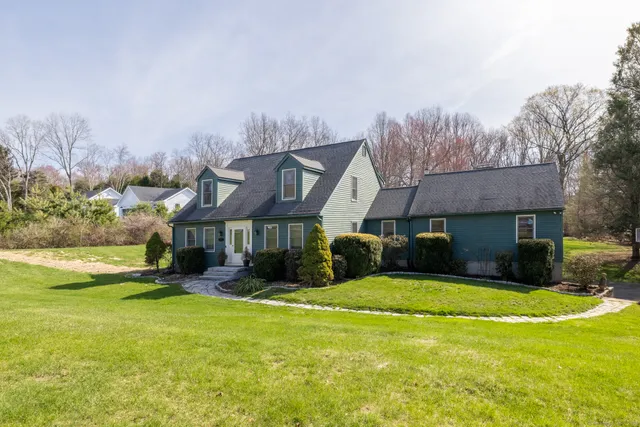 $675,000 | 38 Barnhill Road, Woodbury, CT 06798