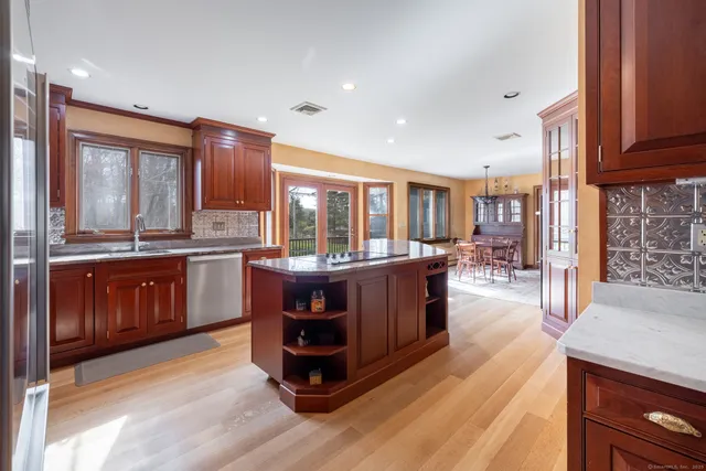 $675,000 | 38 Barnhill Road, Woodbury, CT 06798