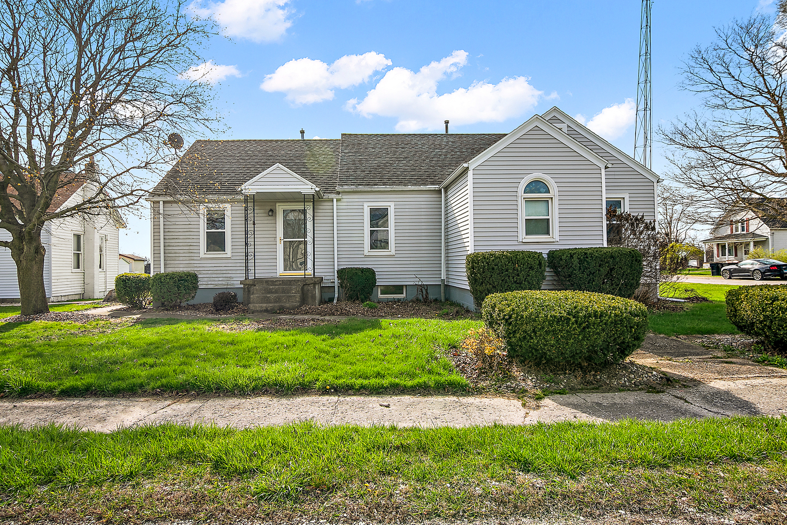509 North Raub Avenue Donovan, IL 60931 - Photo 1 of 30 a front view of a house with a yard