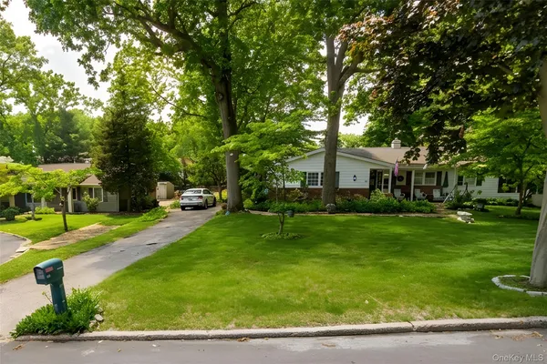 $775,000 | 32 Derby Place, Smithtown, NY 11787