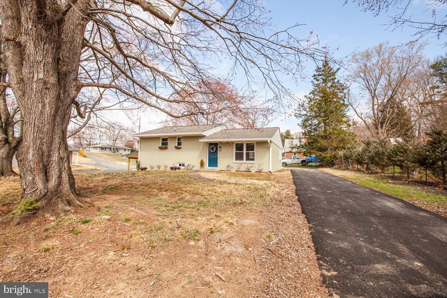 4120 Anderson Road Triangle, VA 22172 - Photo 2 of 30 Ample parking space!