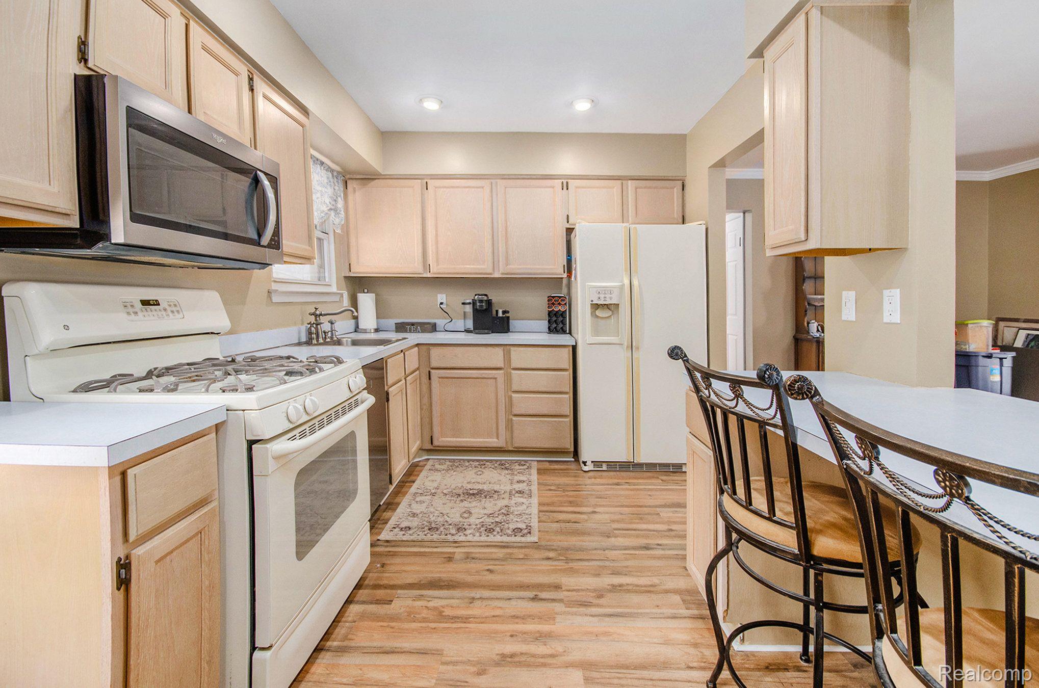 40241 Oak Tree Novi, MI 48375 - Photo 7 of 27 Gallery Image 7