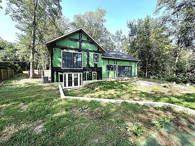 $680,000 | 911 Glenbard Road, Glen Ellyn, IL 60137