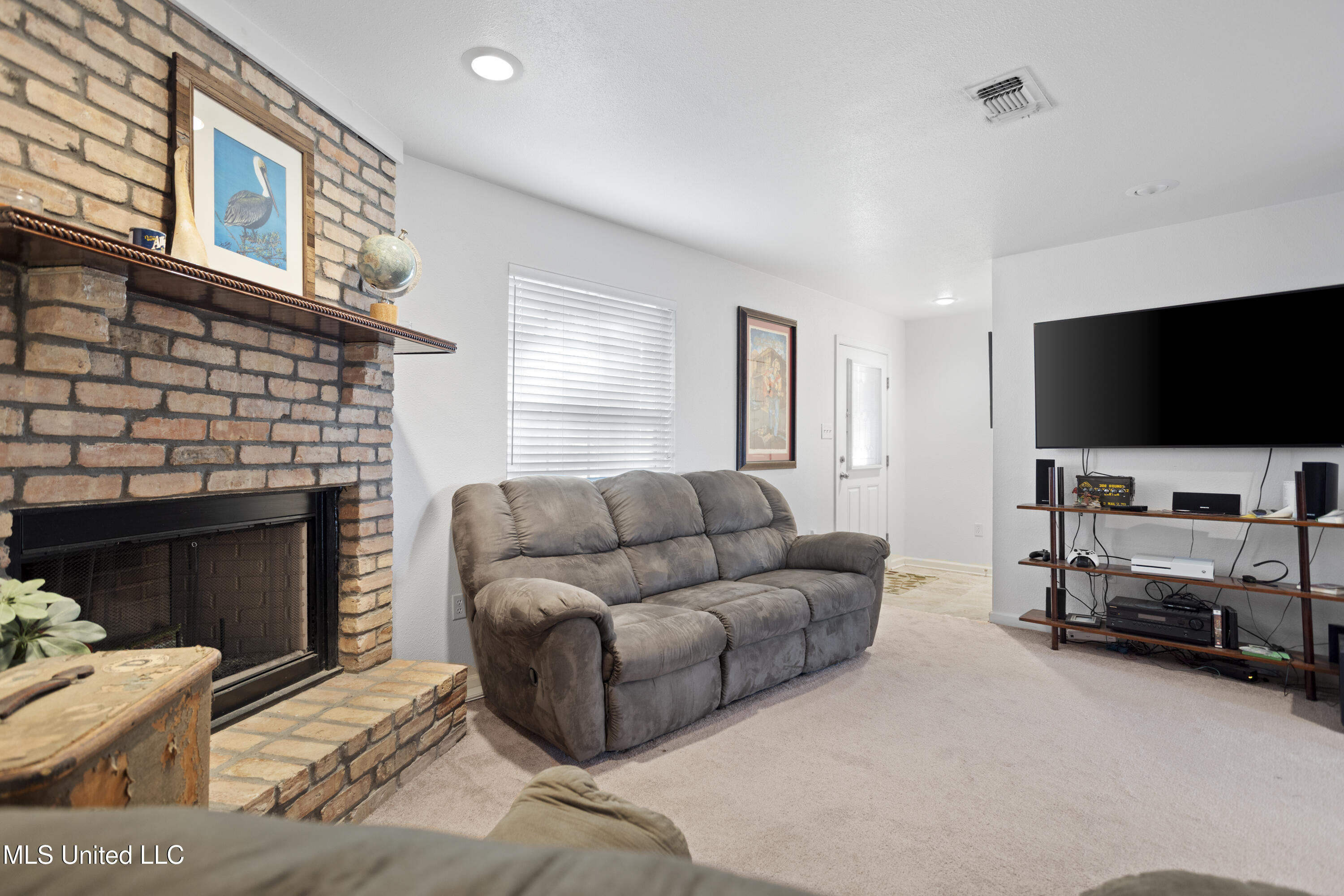 495 Old Popp's Ferry Road, Unit 25 Biloxi, MS 39531 - Photo 11 of 58 Living Room