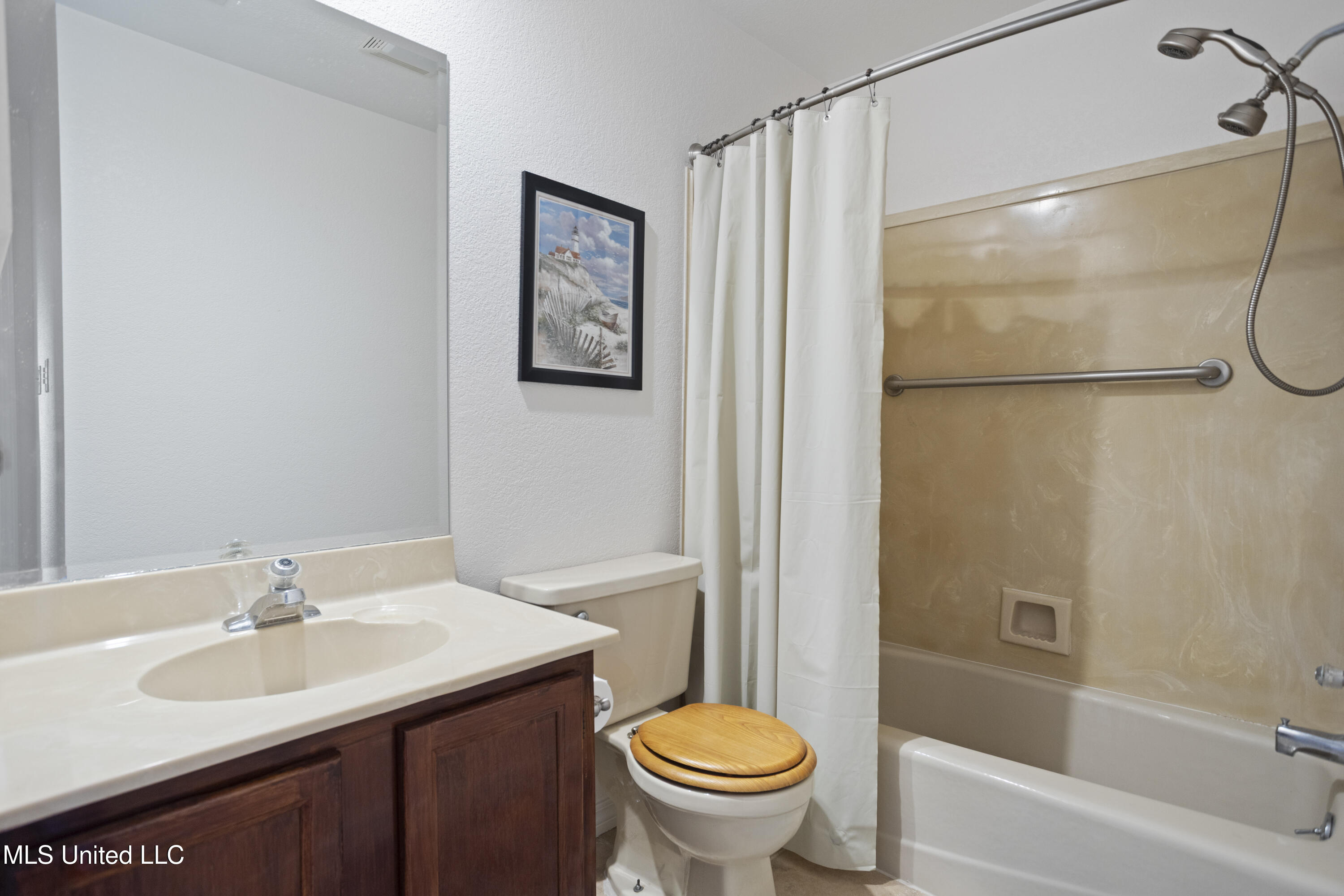 495 Old Popp's Ferry Road, Unit 25 Biloxi, MS 39531 - Photo 27 of 58 Primary Suite 1 Bath