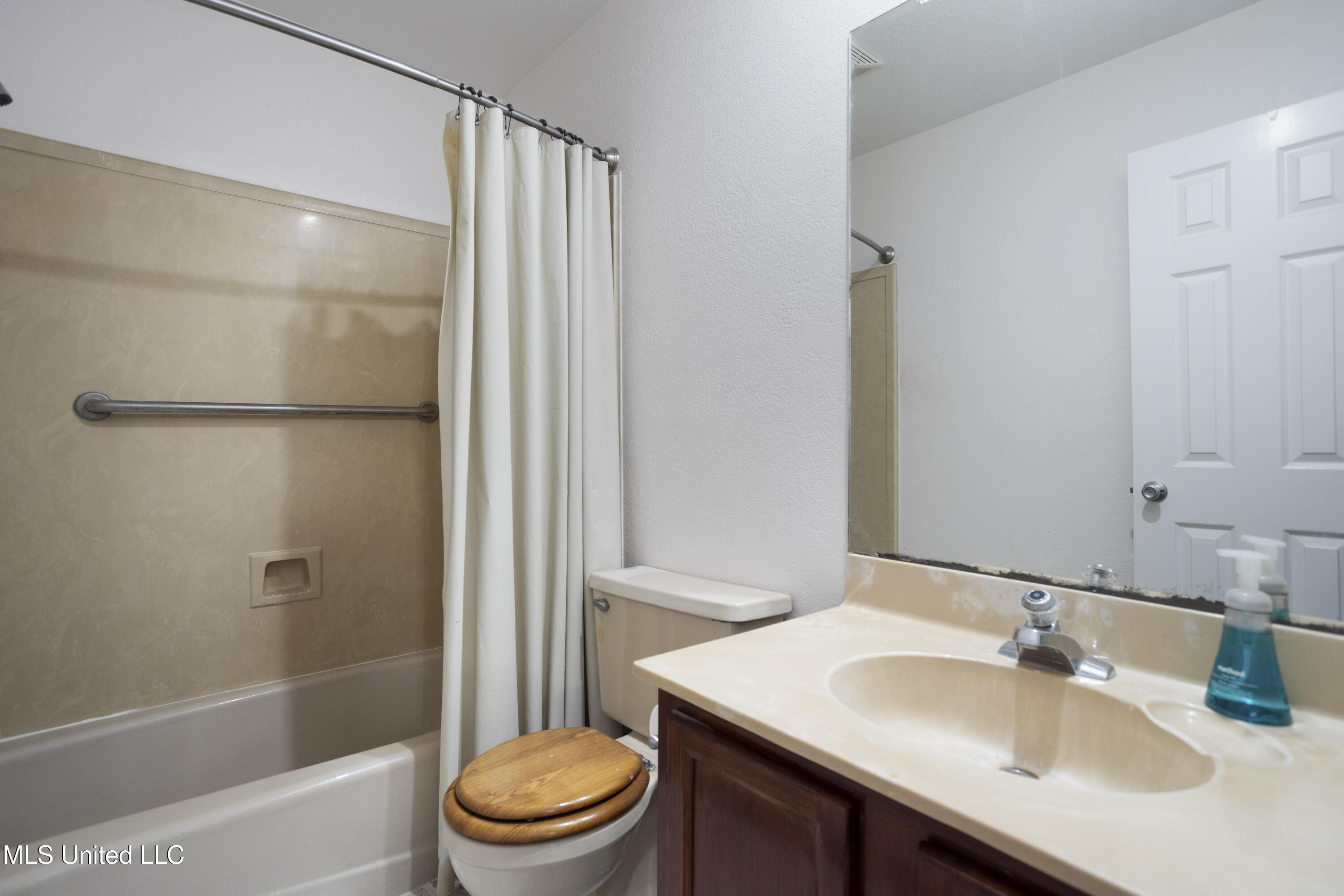 495 Old Popp's Ferry Road, Unit 25 Biloxi, MS 39531 - Photo 31 of 58 Primary Suite 2 Bath