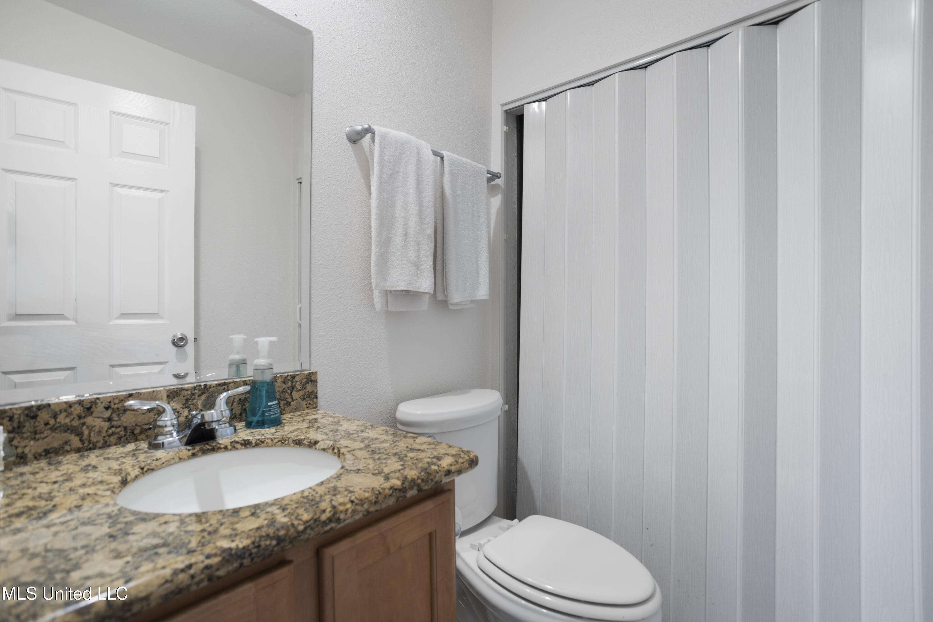 495 Old Popp's Ferry Road, Unit 25 Biloxi, MS 39531 - Photo 32 of 58 Primary Suite 2 Bath