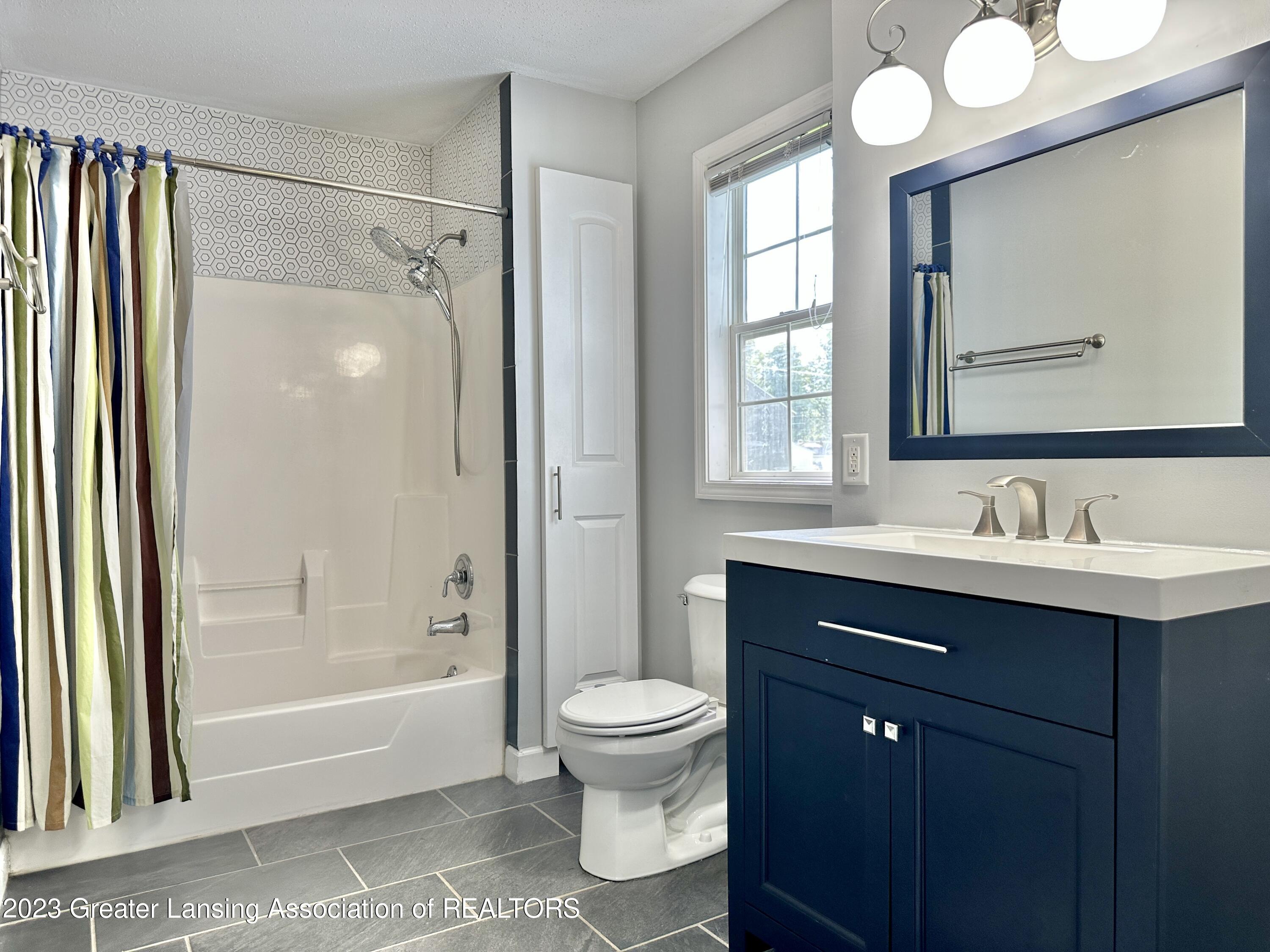 6501 Cooper Road Lansing, MI 48911 - Photo 24 of 53 Bathroom