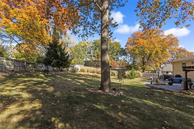 $350,000 | 6204 North Robinhood Lane, Kansas City, MO 64151