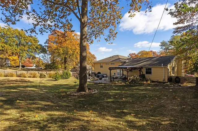 $350,000 | 6204 North Robinhood Lane, Kansas City, MO 64151