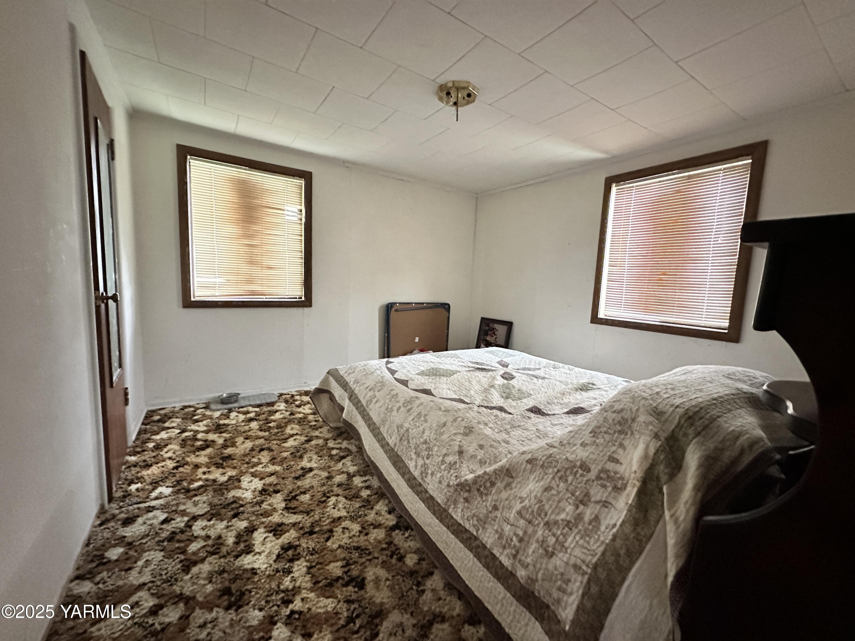 1122 McClain Drive Sunnyside, WA 98944 - Photo 4 of 8 a bedroom with bed and window