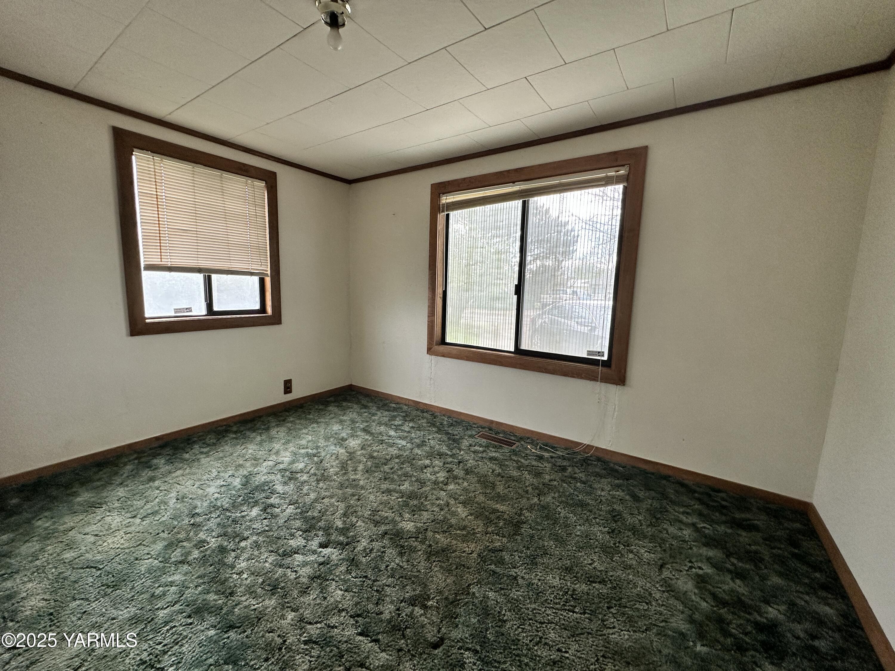 1122 McClain Drive Sunnyside, WA 98944 - Photo 5 of 8 an empty room with windows