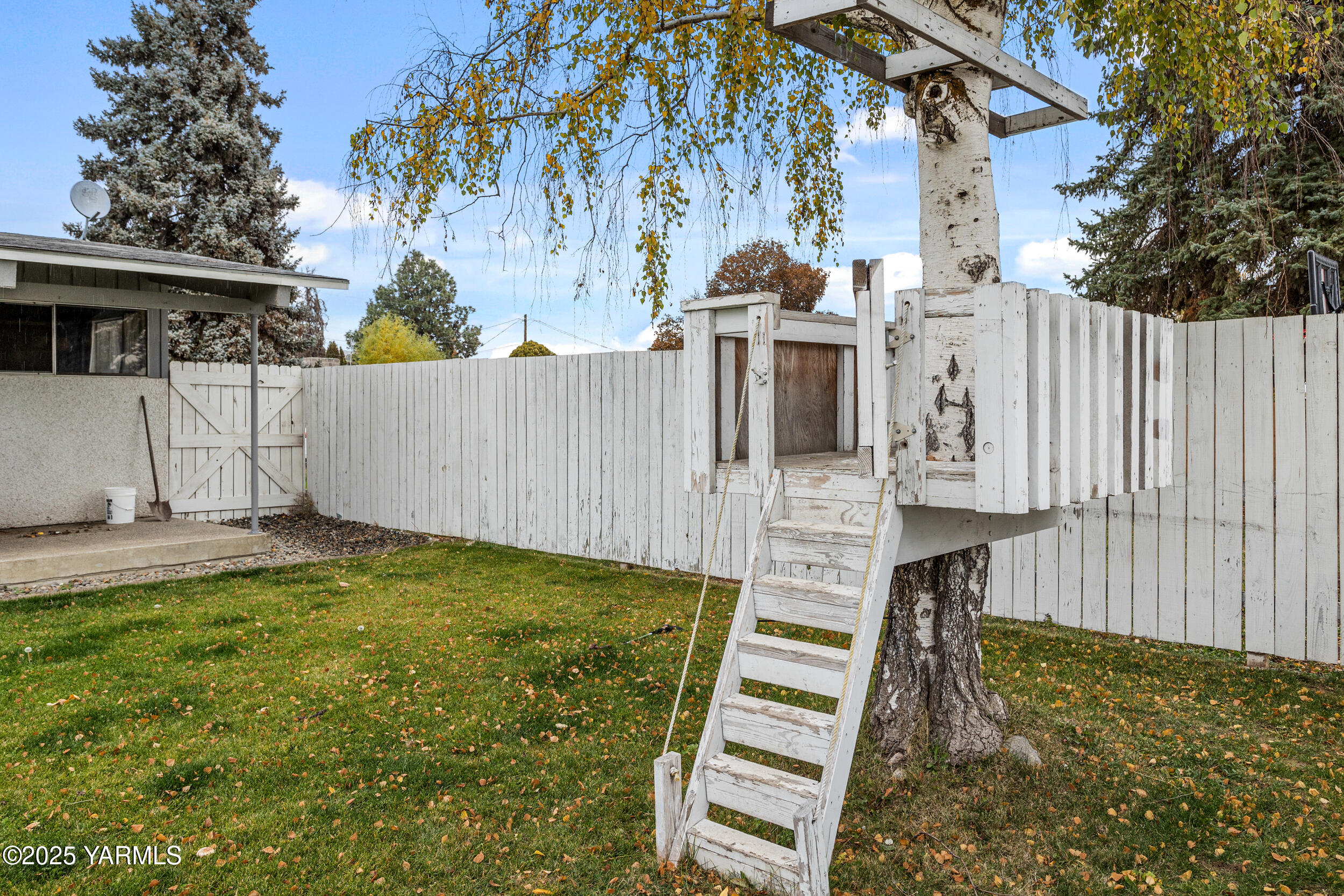 31 Link Road Naches, WA 98937 - Photo 20 of 35 a view of outdoor space and yard with wooden fence