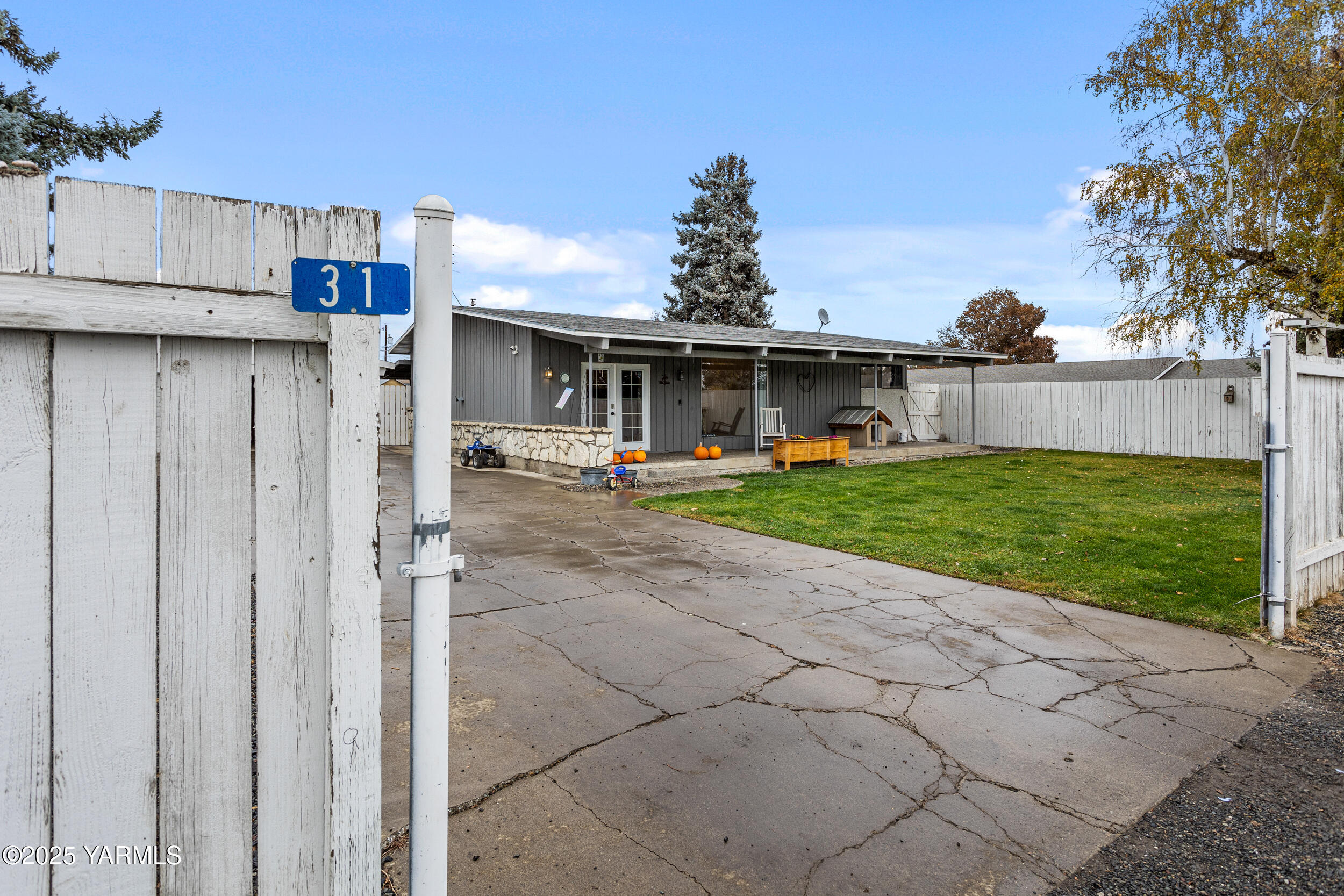 31 Link Road Naches, WA 98937 - Photo 21 of 35 a view of a house with backyard and trees in the background
