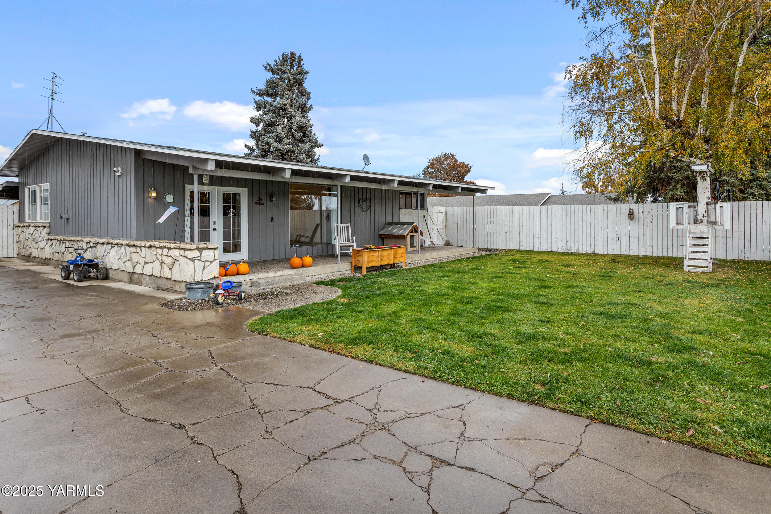 31 Link Road Naches, WA 98937 - Photo 22 of 35 a view of a house with backyard and porch