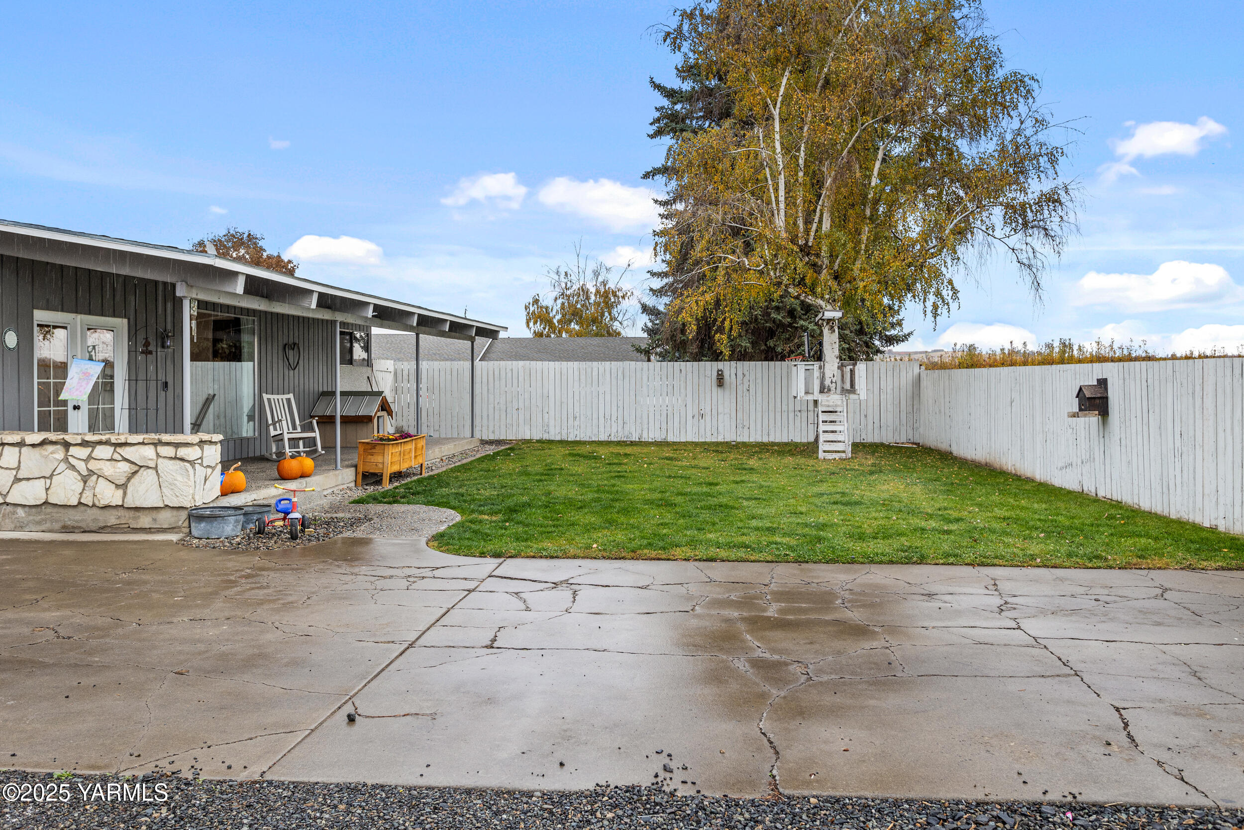 31 Link Road Naches, WA 98937 - Photo 23 of 35 a view of a back yard of the house
