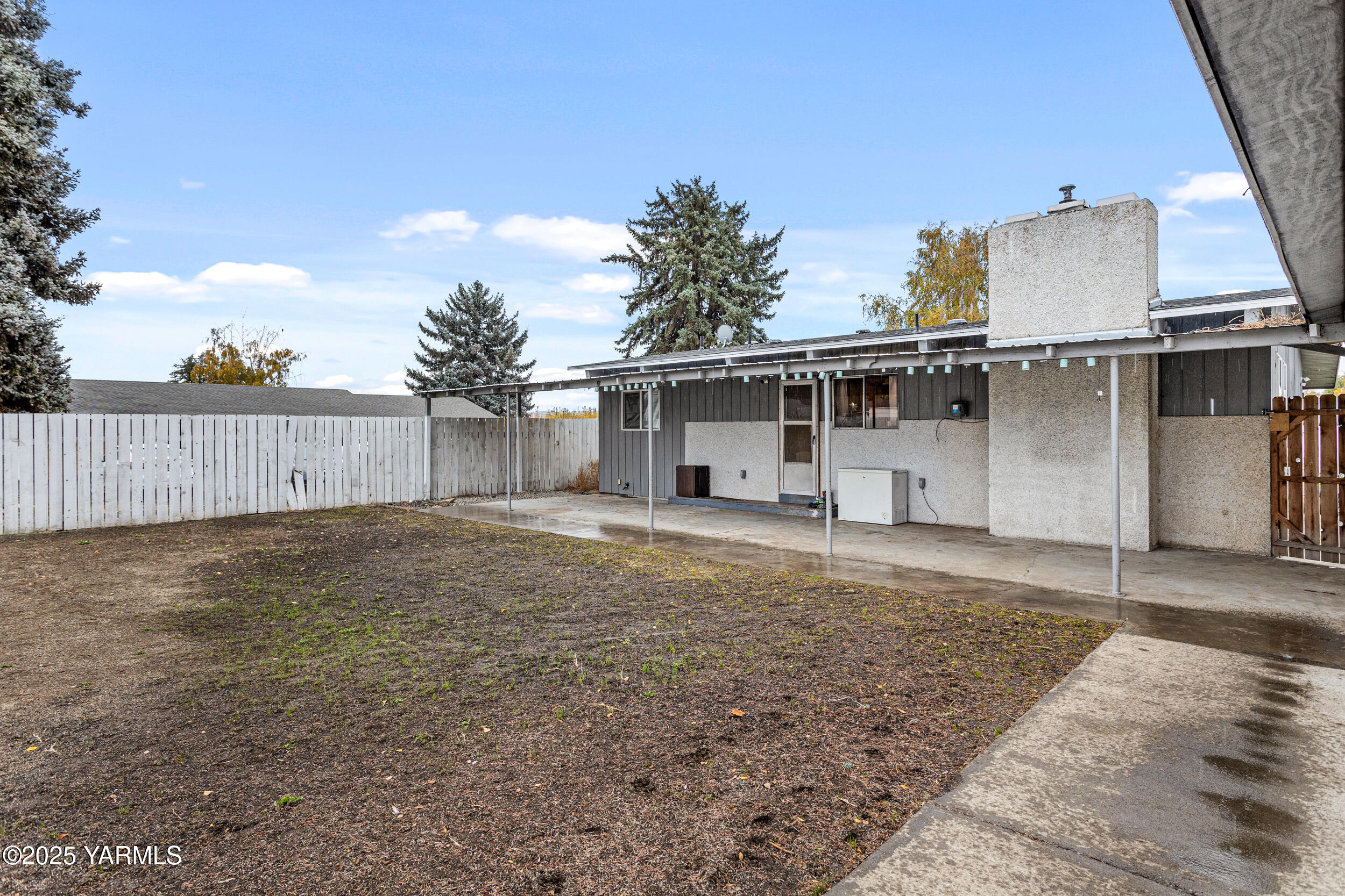 31 Link Road Naches, WA 98937 - Photo 27 of 35 a backyard of a house