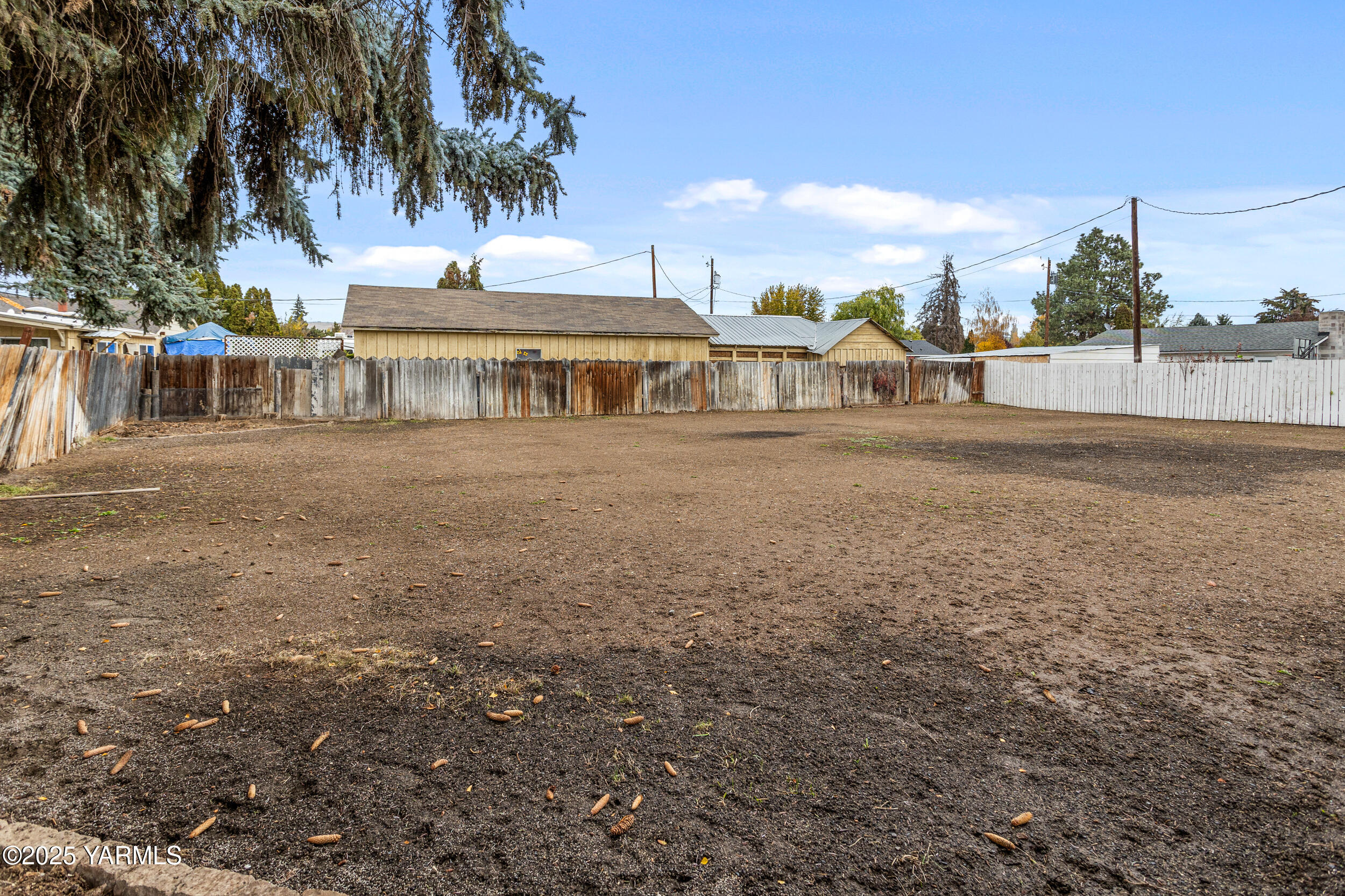 31 Link Road Naches, WA 98937 - Photo 28 of 35 a view of a town with palm trees