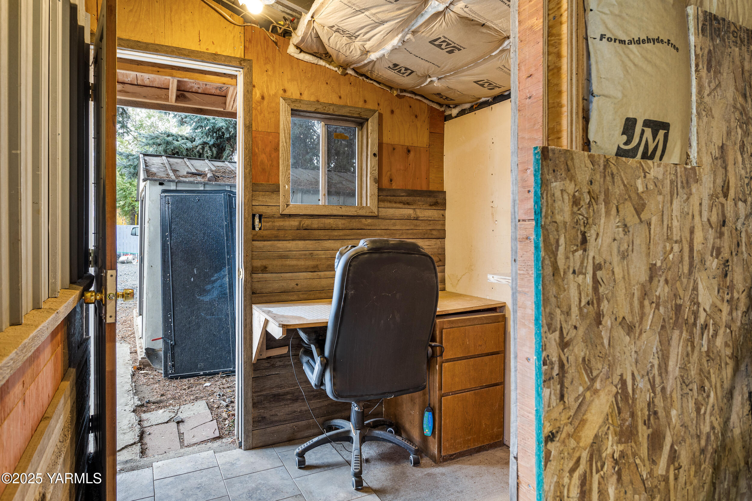 31 Link Road Naches, WA 98937 - Photo 34 of 35 a view of a entryway with furniture and a window