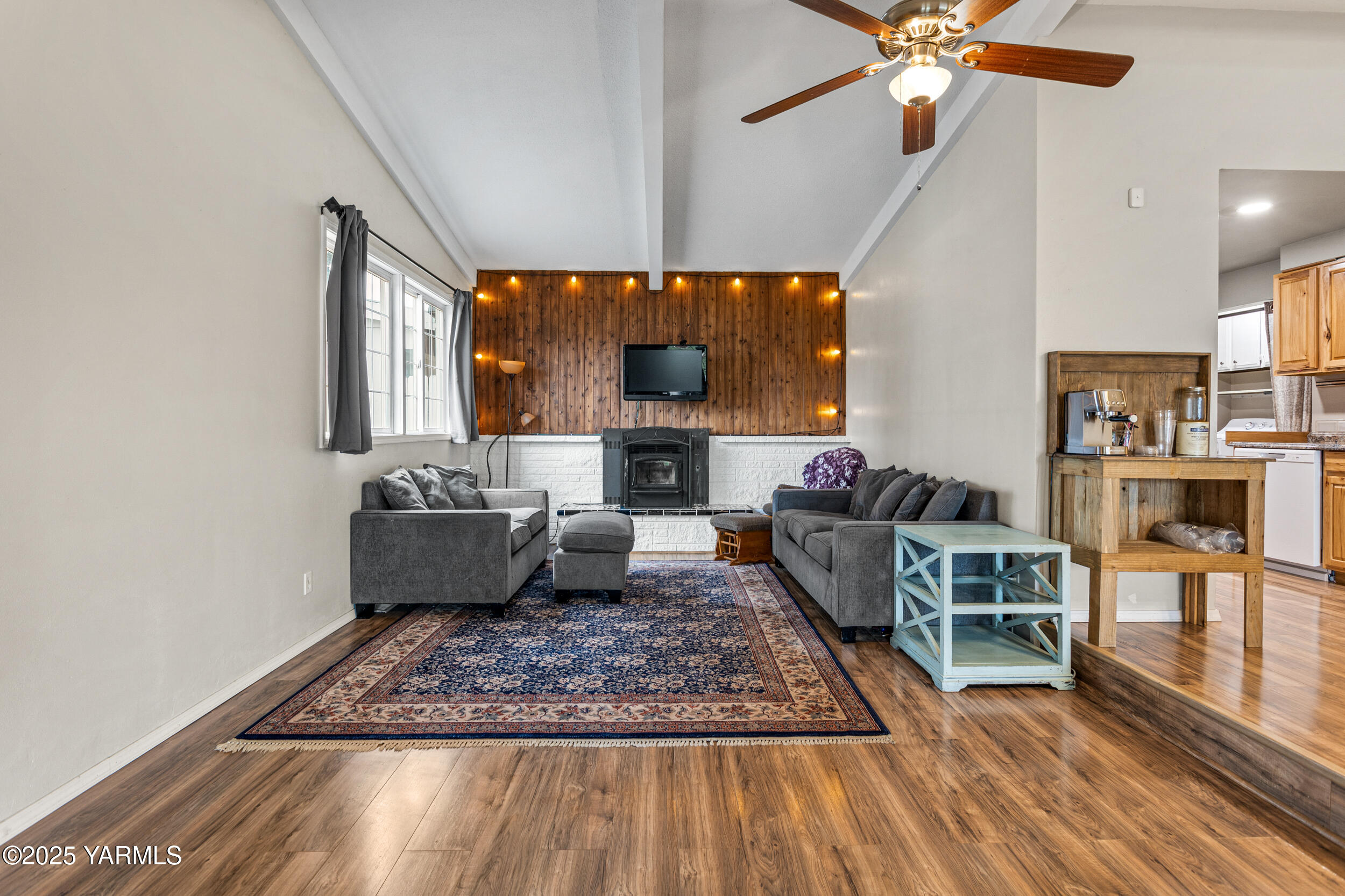 31 Link Road Naches, WA 98937 - Photo 4 of 35 a living room with furniture and a fireplace